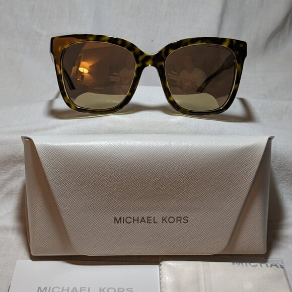 Michael Kors (San Marino) Brand New. Never Used, With cloth and case main image 4